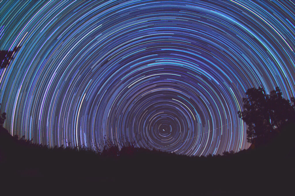 星軌圓弧交織夜空意象:星盤合盤命盤相位