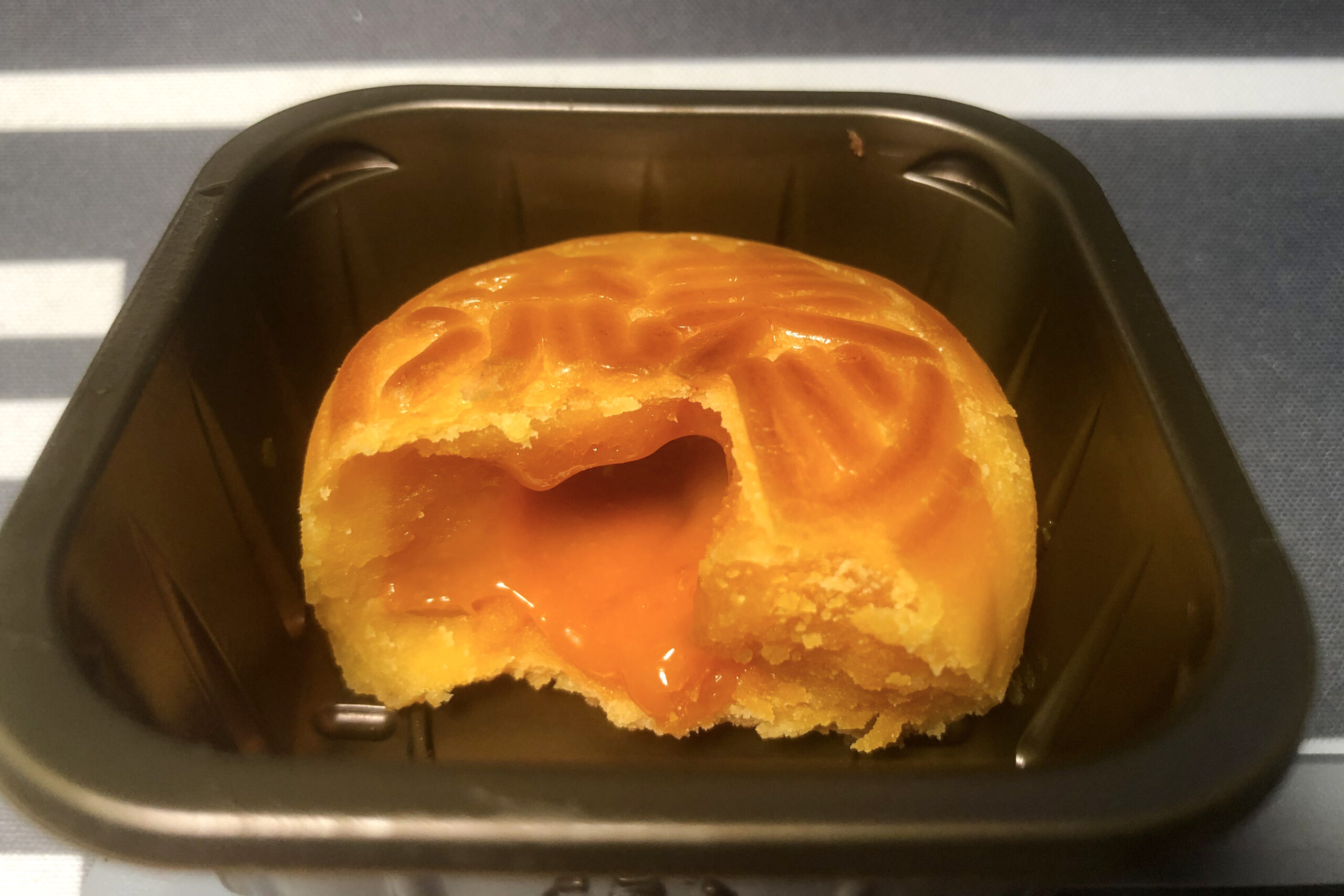 港式奶黃流心月餅特寫意象：中秋節團圓與豐盛象徵