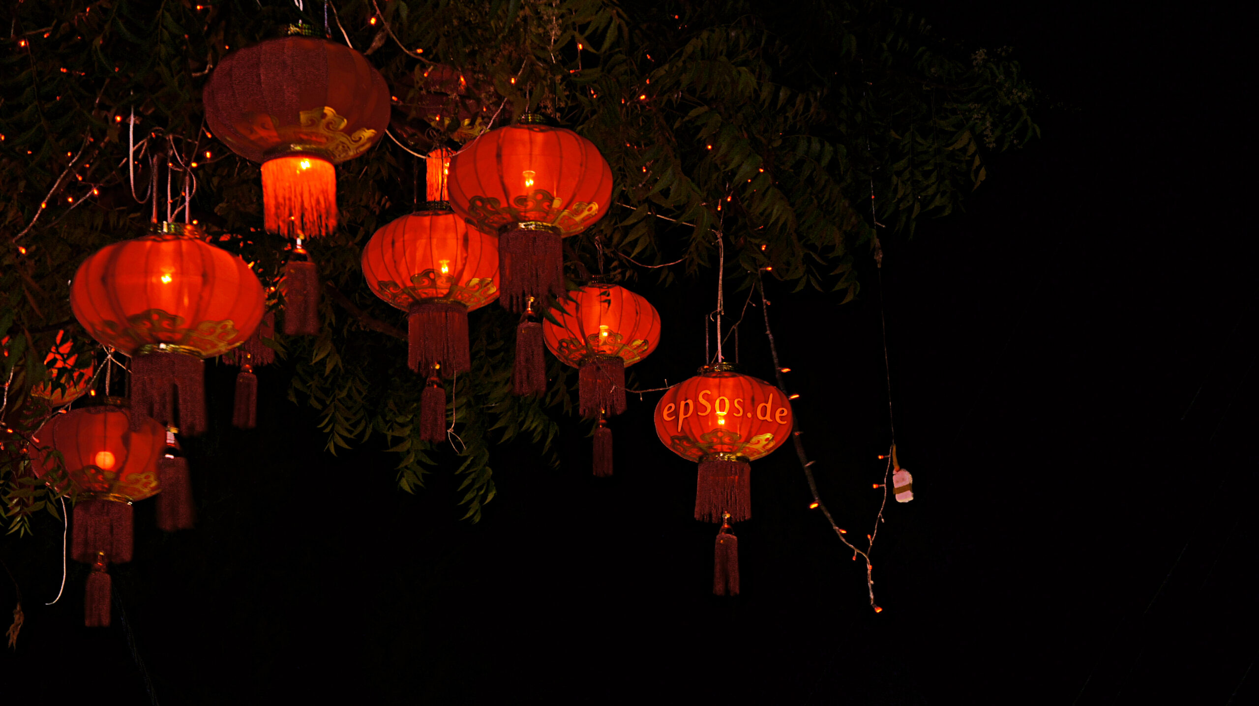 紅色中國燈籠在夜空中發光，象徵生辰八字命理文化與福氣