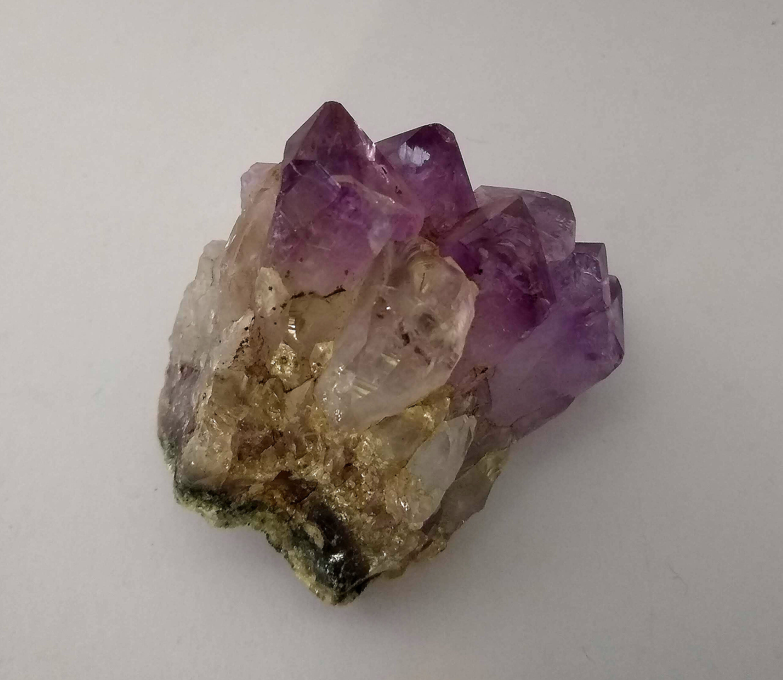 紫水晶晶簇特寫，象徵第三眼與松果體能量覺察