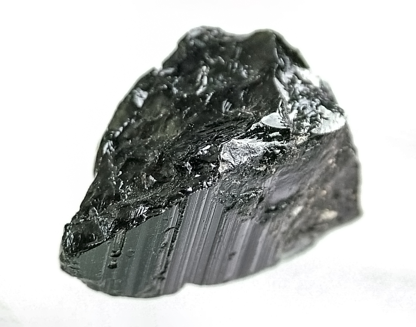 黑碧璽原礦特寫意象：能量吸血鬼防護水晶