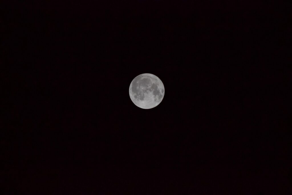 夜空中皎潔滿月特寫,象徵月亮能量與內在覺察