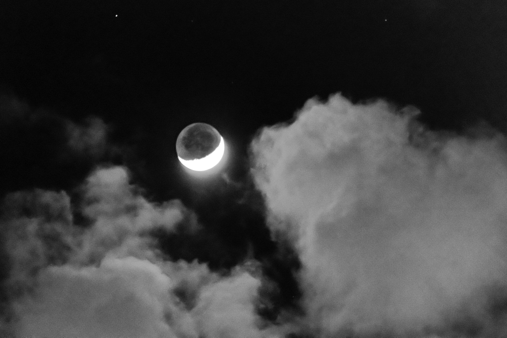 夜空中雲朵環繞的一彎新月，象徵清明夢的靜謐與覺察